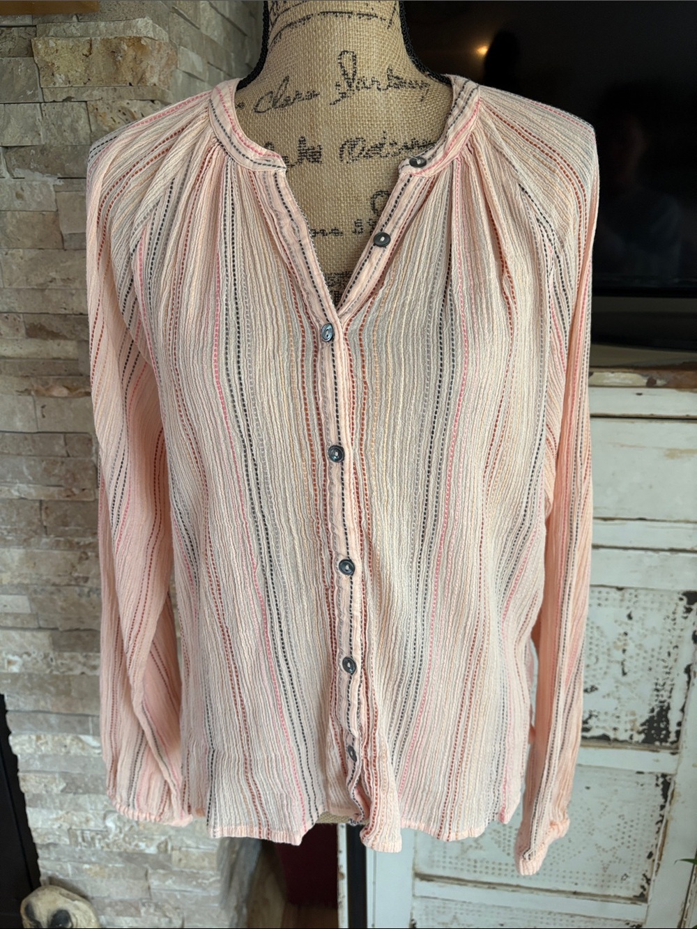 Evereve peach colored blouse w textured fabric and vertical stripes split neck